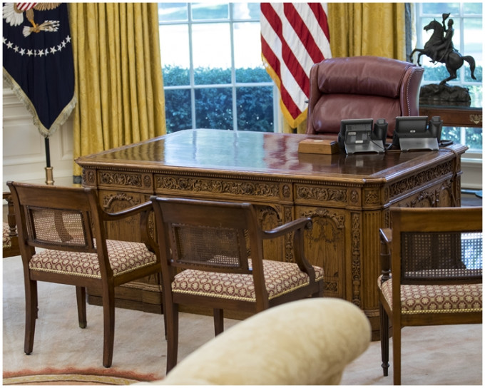 總統辦公桌「堅毅桌」回復原位。AP圖片