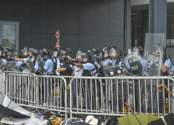 去年6月12日，在金钟一带爆发示威。资料图片