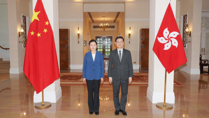 司法部部长贺荣( 左 )本周一( 17日 )率团访问香港，与行政长官李家超会面。政府新闻处