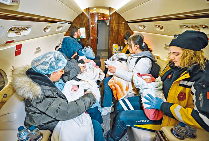 土耳其重災區卡赫拉曼馬拉什16名獲救嬰兒，周三乘搭總統專機抵達首都安卡拉。