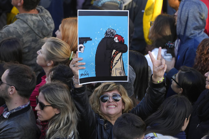 當地時間9月2日，人們在阿根廷副總統克里斯蒂娜的住宅前集會。AP圖片