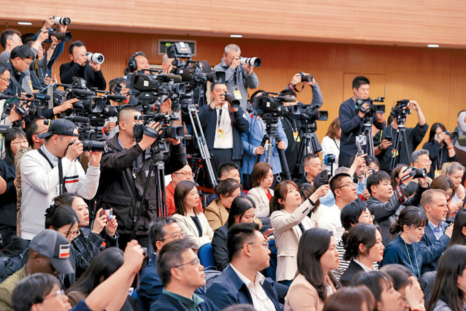 人大举行民生主题记者会，中外媒体现场采访。