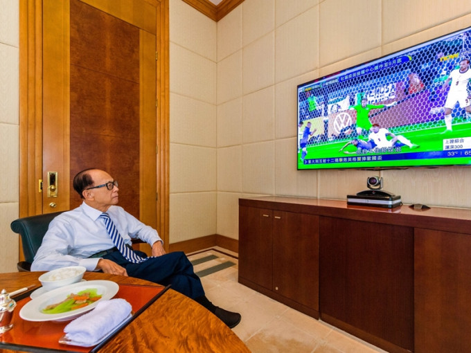 李嘉诚看欧国杯新闻时，见球员脚力凌厉，令他联想到「全膝关节置换手术」资助计划，决定加码至4,000万元资助。