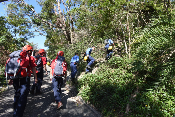 消防、民安队，向自杀岸方向一带搜索。 梁国峰摄