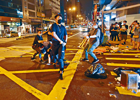 ■在旺角亚皆老街，便衣警制服涉嫌堵路男子按在地上。