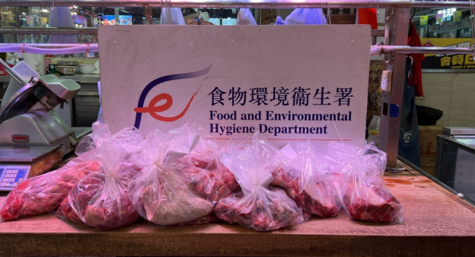 沙田广源市场一肉档涉嫌以冷藏肉冒充新鲜肉，食环署提出检控。政府新闻处图片
