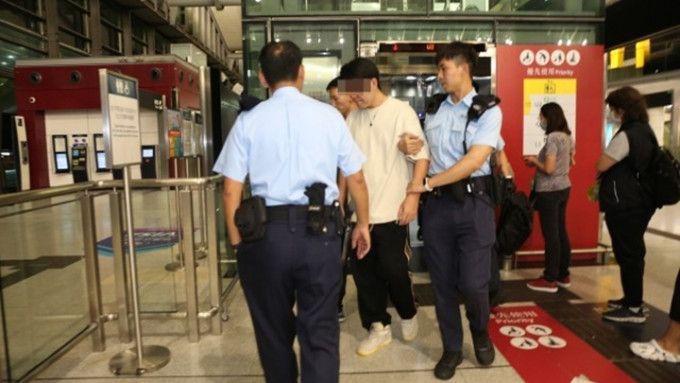 警方拘捕一名男子，怀疑于站内将女子推跌。黎志伟摄