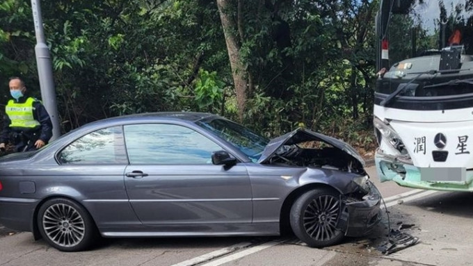 私家車與旅遊巴迎頭相撞。fb香港突發事故報料區Bosco Chu圖片