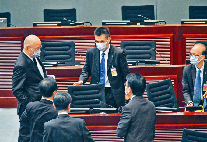 財委會審議海洋公園撥款，議員促請政府交出第三個「救亡」方案。