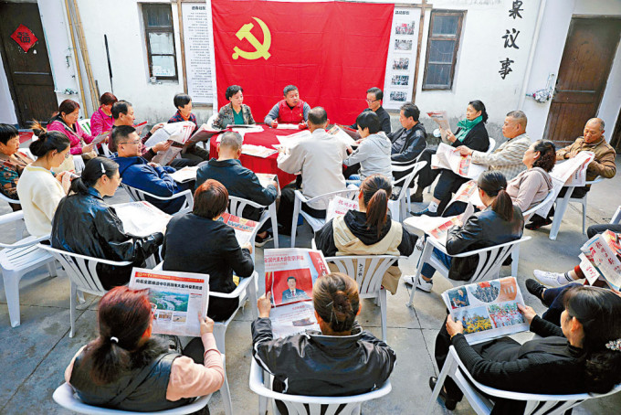 浙江杭州居民一起學習中共二十大報告。