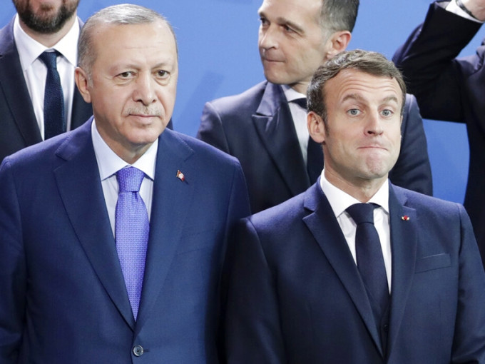 埃尔多安（左）指马克龙（右）需做精神检查，法国总统府批评其言论「过份及无礼」，遂将驻土耳其大使召回国。AP图片