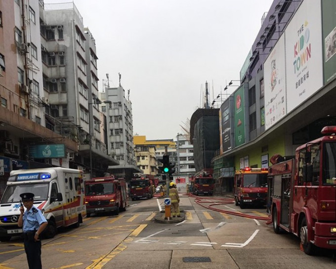 九龙城广场对出联合道与侯王道之间的全线现已封闭。图：突发事故报料区