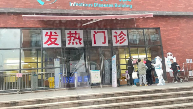 重庆发烧看诊人数锐减逾8成，官方称疫情高峰已过。