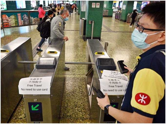 港铁表示市民在入闸时毋须拍卡或付车费，各站有职员协助乘客。