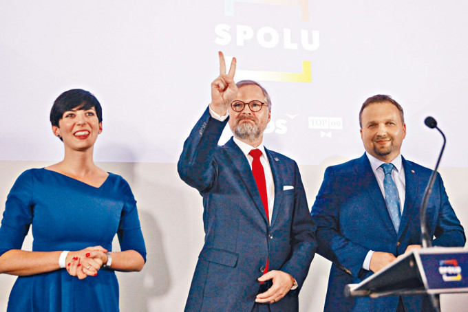■捷克反對派聯盟「一起」的領袖菲亞拉（中）舉起勝利手勢。