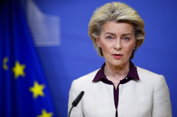 欧盟委员会主席冯德莱恩（Ursula von der Leyen）表示，欧委会建议欧盟成员国暂停与发现变种病毒株国家之间的航空旅行，直到更加清楚了解这个新变种的危险，AP图片