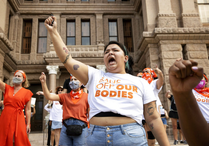 支持墮胎權的人士於德州首府奧斯汀示威。美聯社圖片