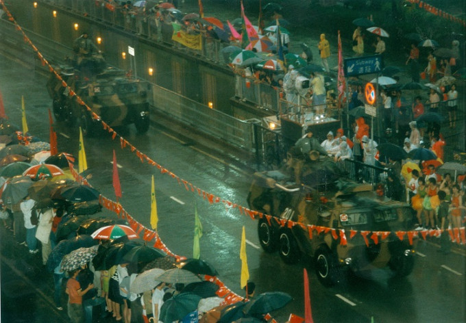 约四千名解放军在黑色暴雨中进驻香港。资料图片
