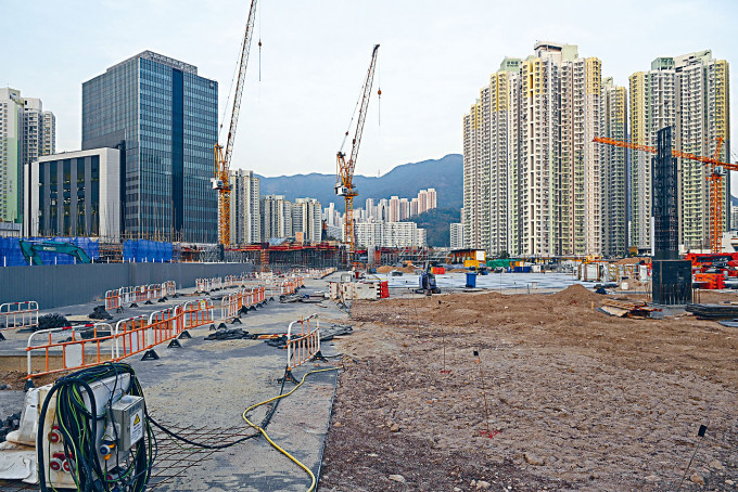 黄伟纶指，九龙东商业用地仍有很多，相信将启德部分改划为住宅地影响不大。