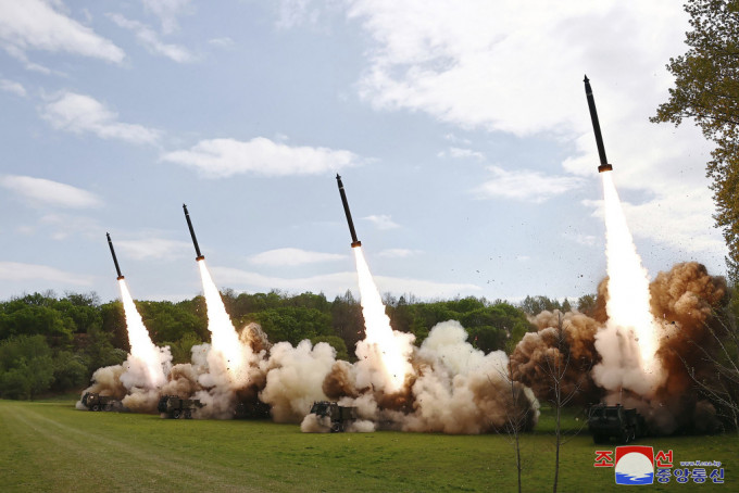 北韩进行超大型火箭炮发射训练现场照片。美联社