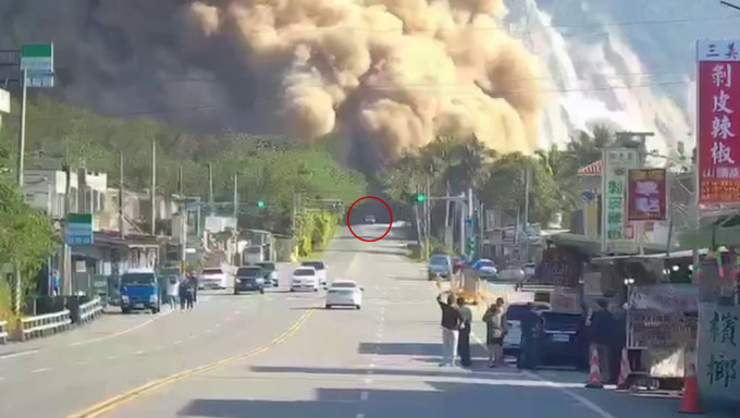 台灣花蓮地震，目擊者拍下山崩瞬間，休旅車「破塵殺出」畫面彷如電影。