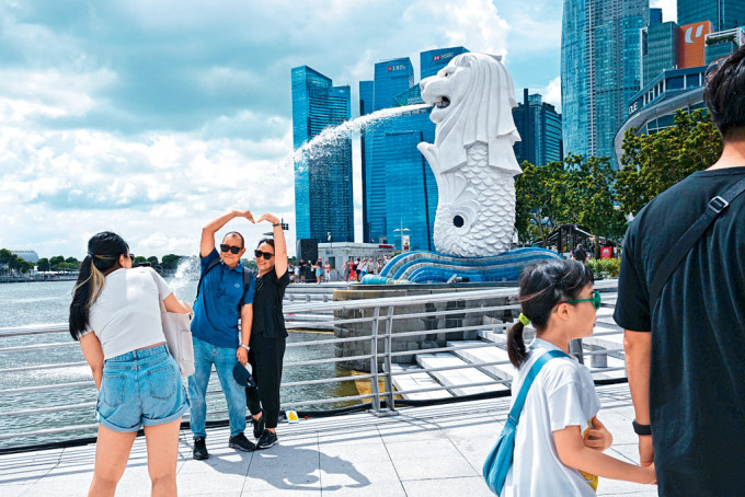 遊客在新加坡著名景點魚尾獅留影。