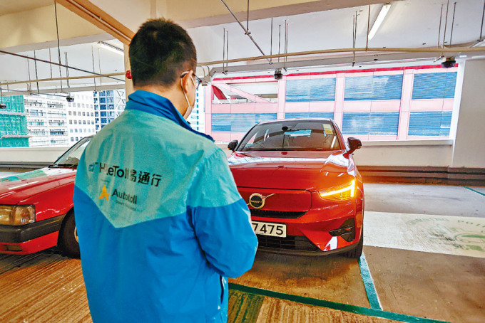 有工作人員以專業儀器檢查私家車「車輛貼」的效用。