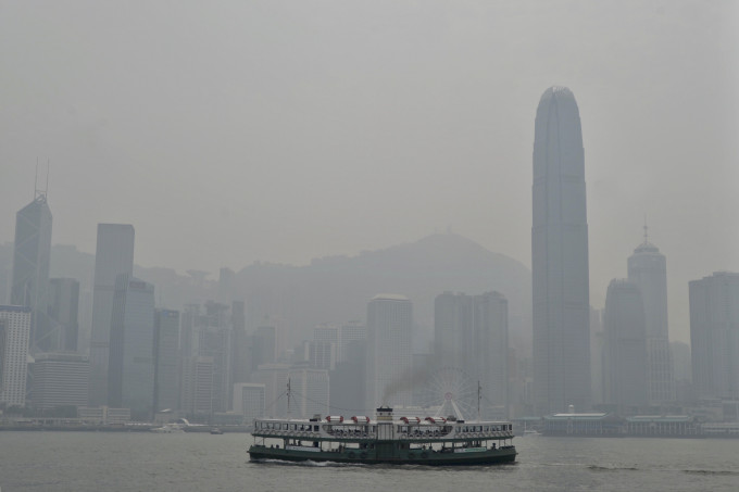 今日多云，有一两阵雨，部分地区能见度颇低。