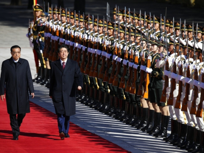 日本首相安倍晉三訪華第二天，早上與國務院總理李克強會面。AP