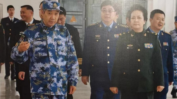 社交媒體流傳彭麗媛在軍隊活動的圖片，並指其身份為「中央軍委幹部考評委員會專職委員」。