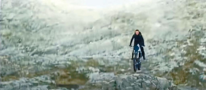 外泄预告片中，有靓佬汤骑电单车跳崖的刺激场面。