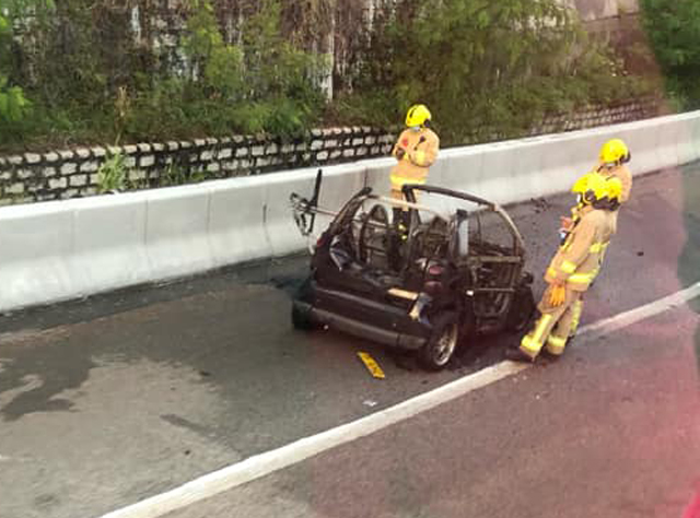 私家車已燒剩支架。  香港突發事故報料區Fb圖