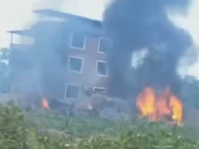 网传视频指，一架解放军空军的战机在广西坠毁。网图