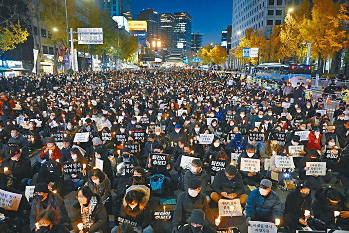 首爾民眾上周六悼念梨泰院死難者，批評官員應對不當。