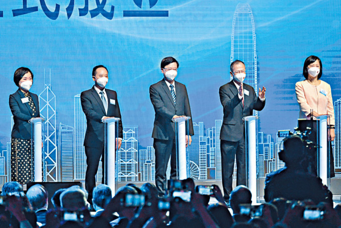 华夏教育机构成立典礼暨香港教育开新篇高峰论坛昨日举行。