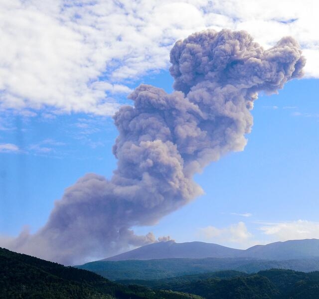 位于日本宫崎县与鹿儿岛县交界处的新燃岳火山爆发大规模喷发。（网图）