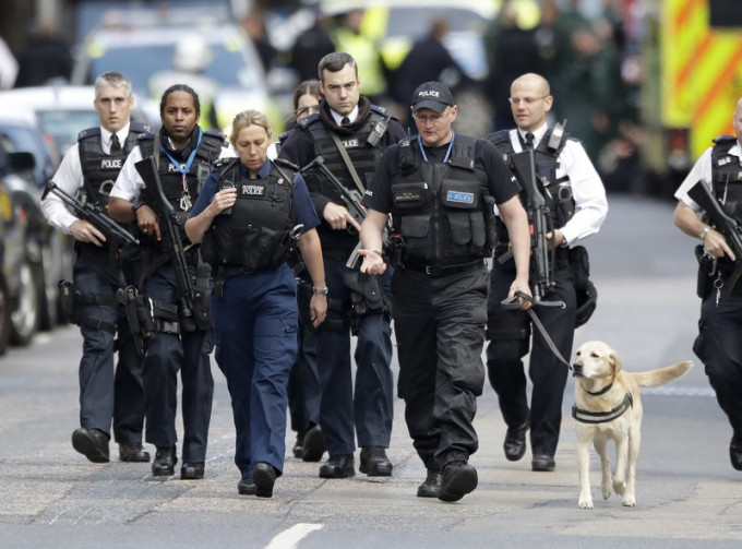 倫敦恐襲發生期間，,一名交通警員僅用警棍企圖攔截3名恐怖分子，結果身受重傷。美聯社