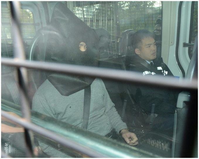 涉案巴士司機由警車押送至法院。