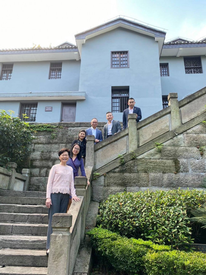 林郑月娥与数名政府同事在红岩革命纪念馆外拍照。林郑月娥fb图片