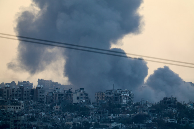 加沙战火持续，以军在平安夜空袭加沙地带多处地点，酿成逾百人死伤。路透社