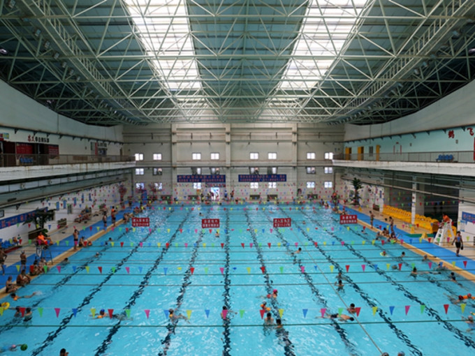 鹤壁游泳馆以水灾来打广告被罚款。网图