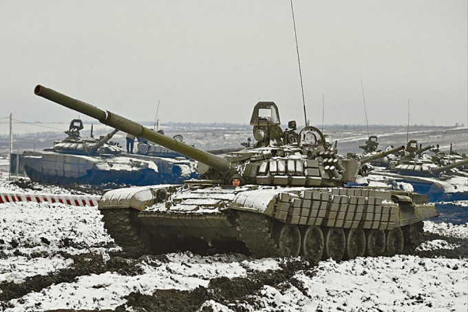 俄罗斯T-72B3坦克周三在罗斯托夫地区演习。