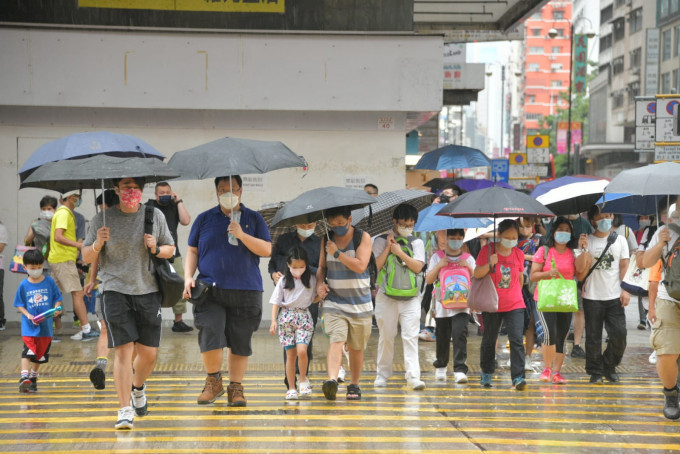 大致多云，间中有骤雨及狂风雷暴，初时部分地区雨势较大。