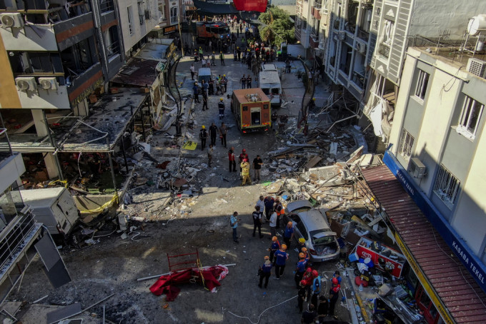 土耳其伊兹密尔一餐厅发生燃气爆炸。美联社
