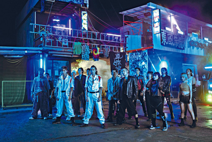 ■这次MV在车厂内进行拍摄，更安排一班dancers齐跳劲舞。