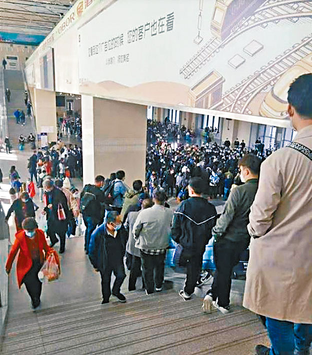 伊宁火车站滞留大批旅客。