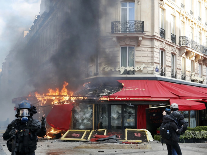 香榭麗舍大道著名餐廳Fouquet's遭打砸及縱火。AP