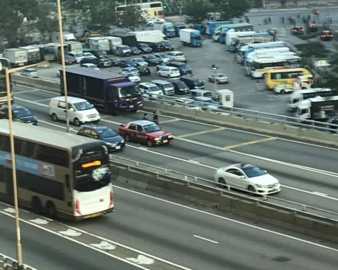 荃湾路近环宇海湾炒车，往九龙方向中慢线封闭。小心驾驶图片