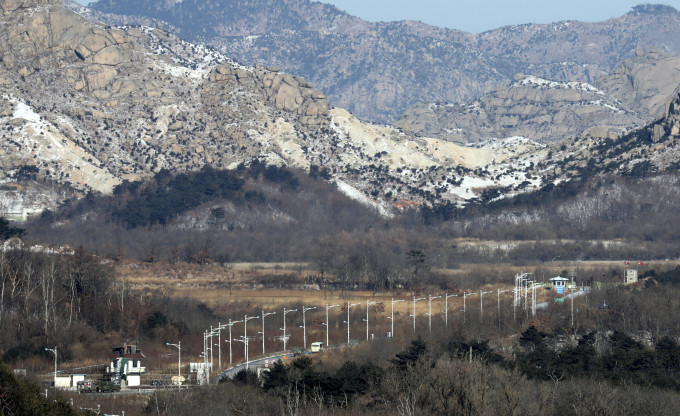 南韩先遣队到北韩金刚山文化会馆及马息岭滑雪场考察。AP图片