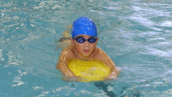 游泳其实是基本的求生技能，可保障生命安全。资料图片